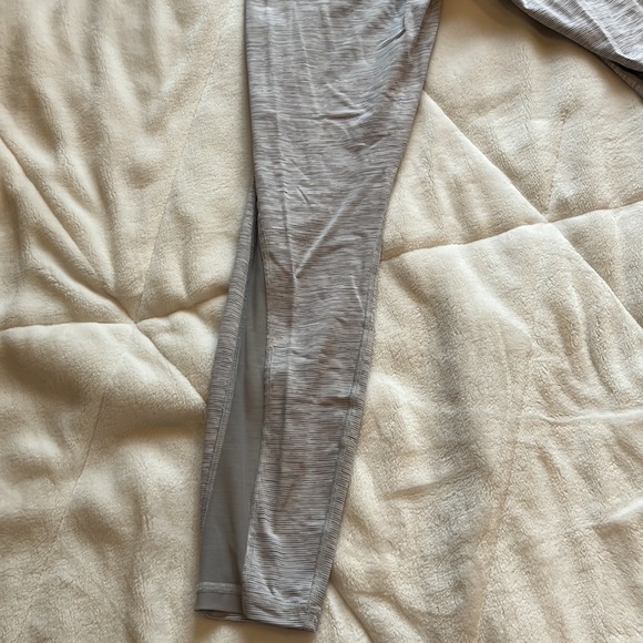 LULULEMON Fast and Free High-Rise Leggings 28” - Picture 5 of 7